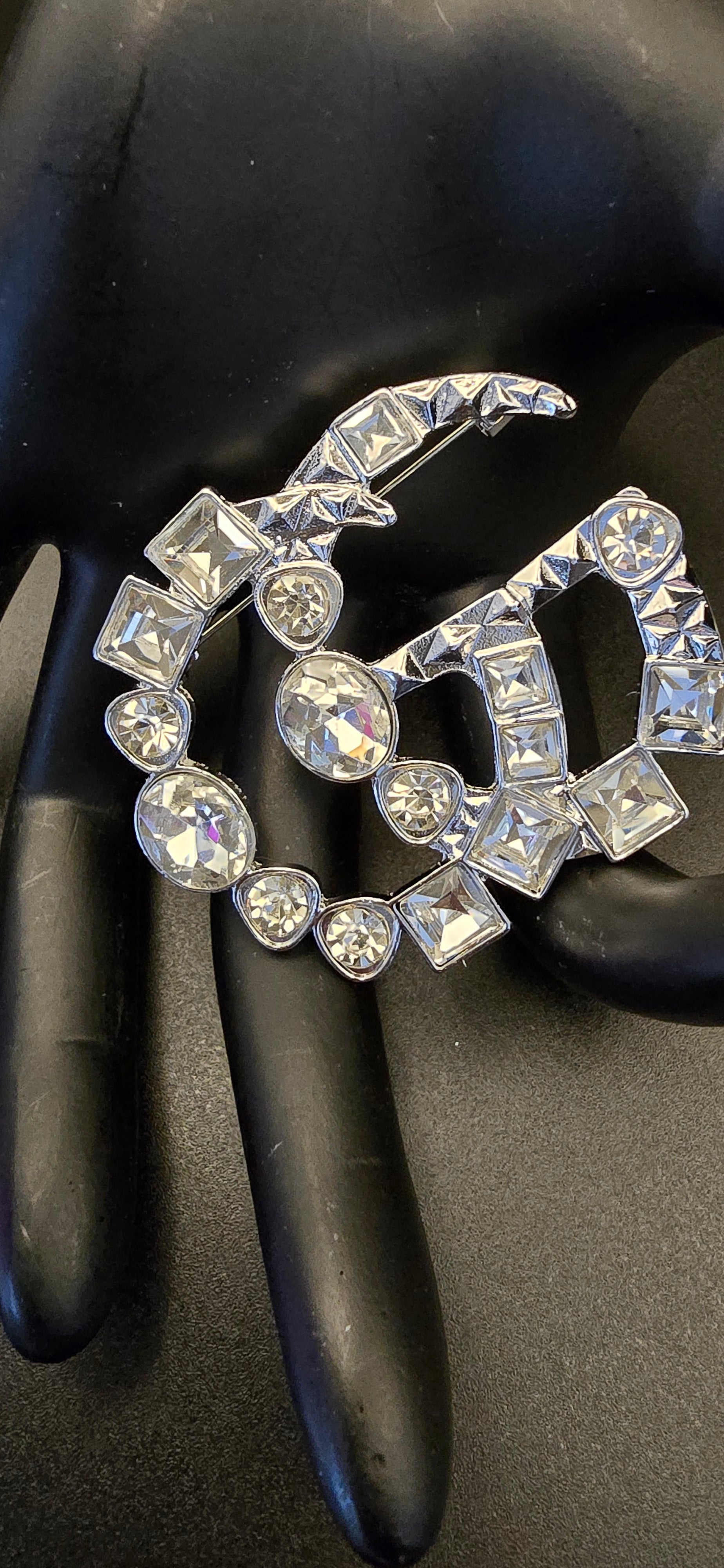 Clear bling brooch - Mourimani Beauty & Accessories