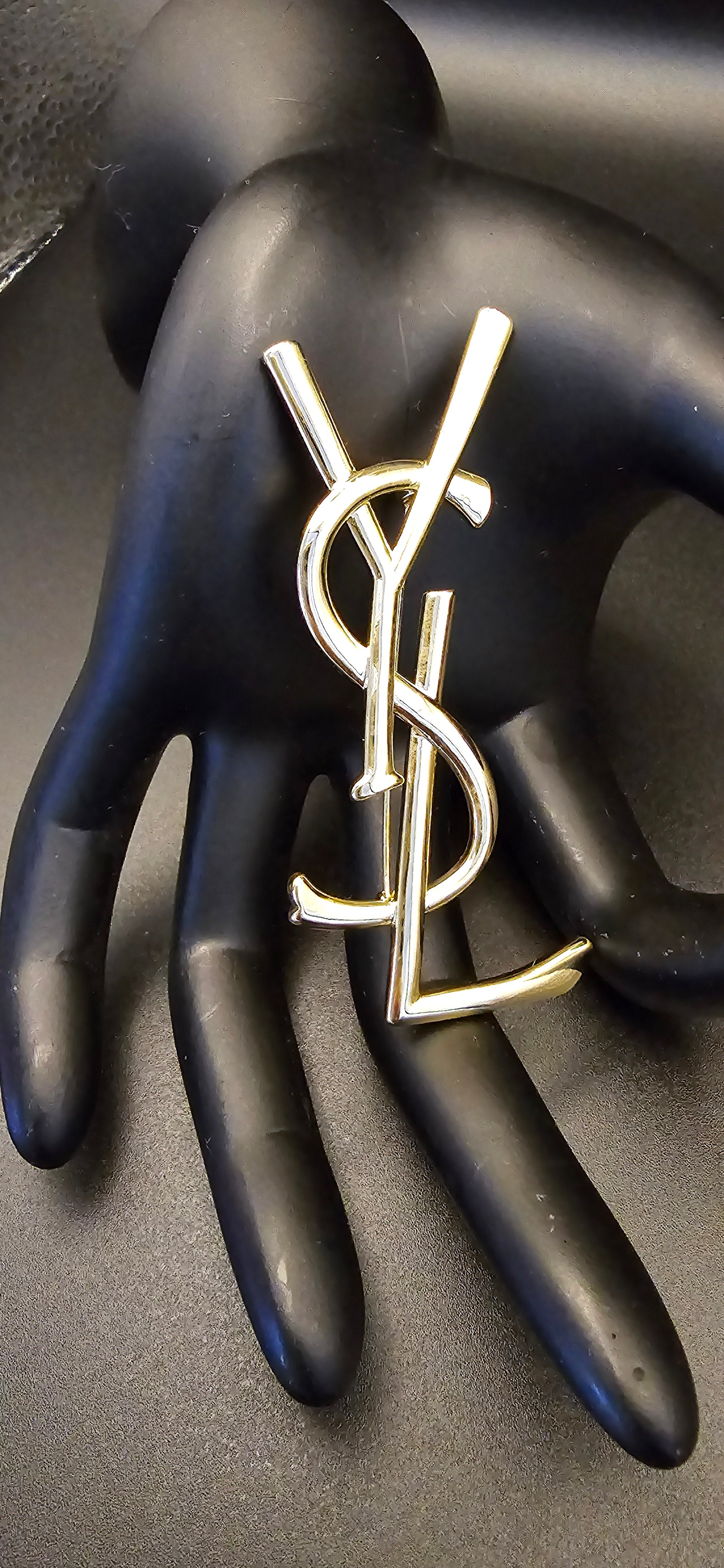 Large brooch - Mourimani Beauty & Accessories