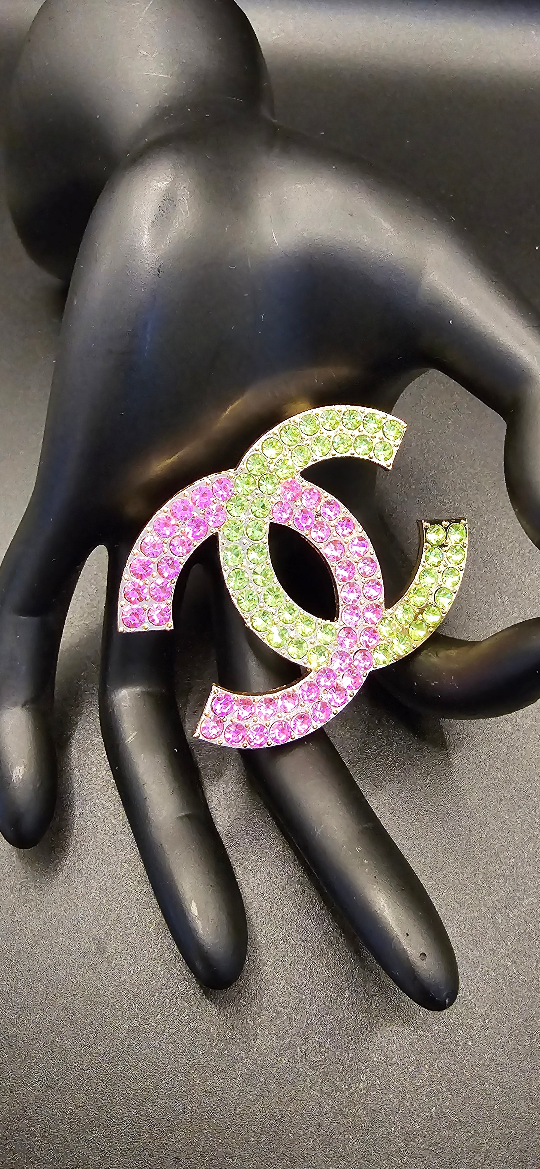 Large brooch pin - Mourimani Beauty & Accessories