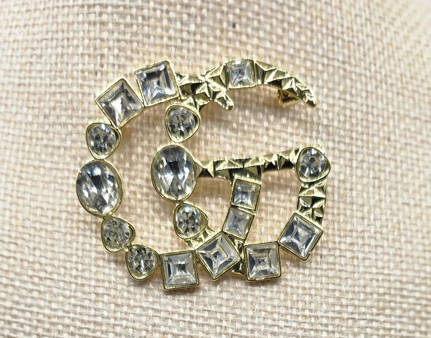 Clear bling brooch - Mourimani Beauty & Accessories