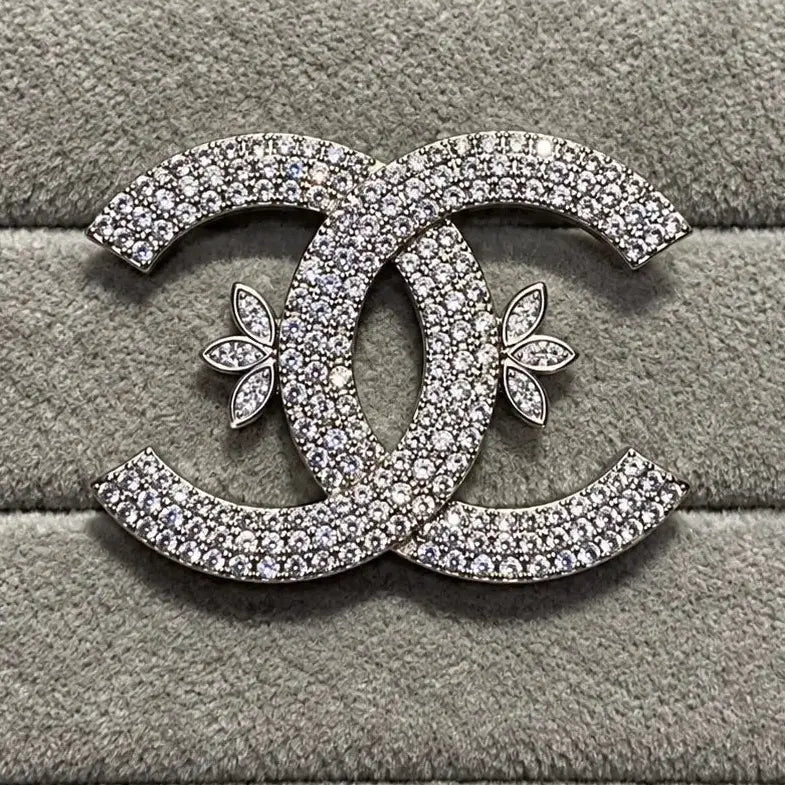 Designer Brooch *NEW* Mourimani Beauty & Accessories