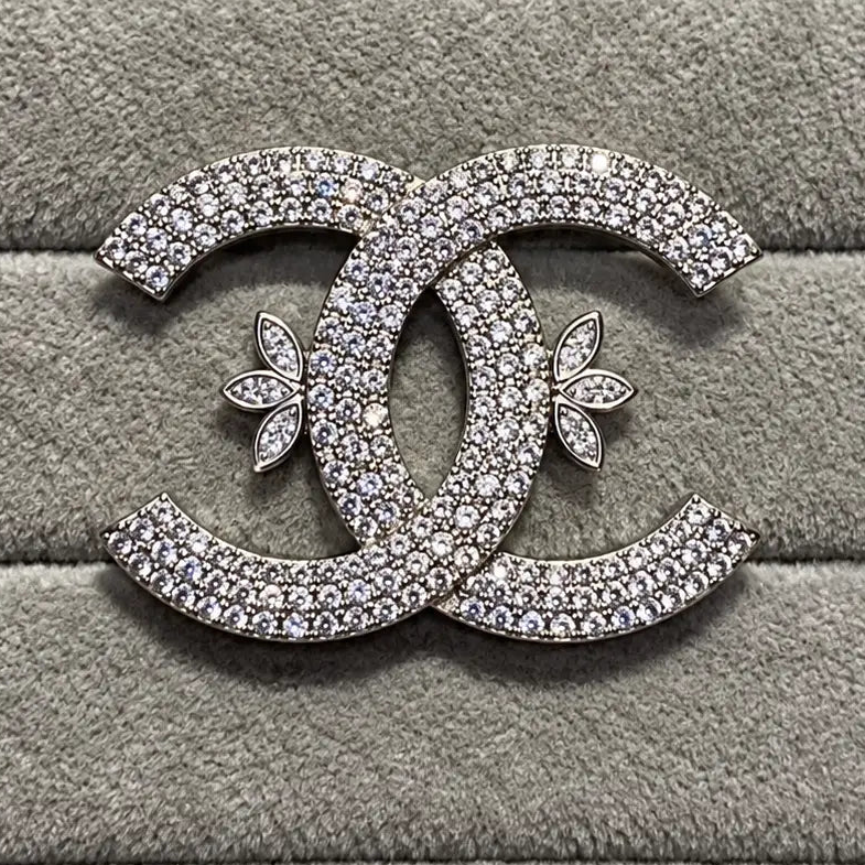 Designer Brooch *NEW* Mourimani Beauty & Accessories